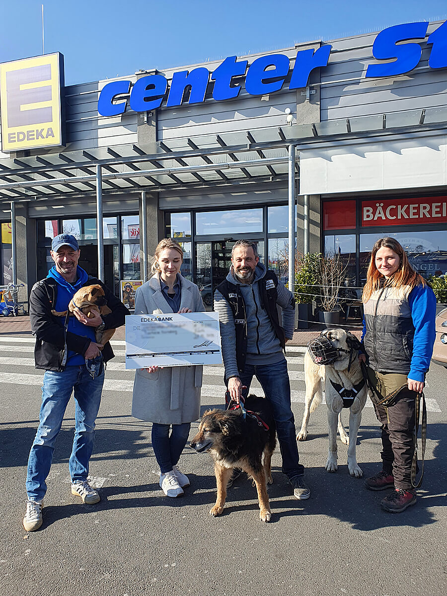 Geldspende für das Tierheim Nürnberg von Lara Stengel und den Star Wars Fans Nürnberg