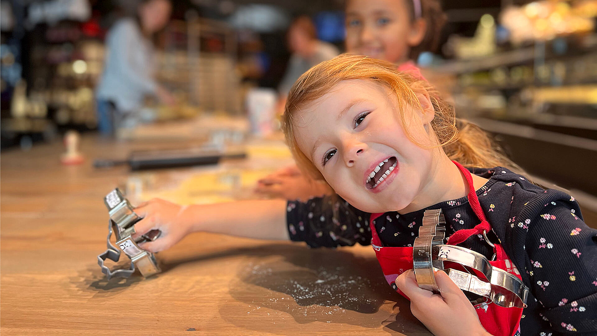 Gemeinsam mit Kinder­garten­kindern backen wir Plätzchen für den guten Zweck